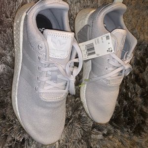 New Adidas men’s NMD R2 sneaker 

-Never been used